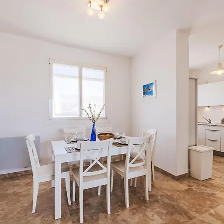 Les Dauphins-1 By Interhome